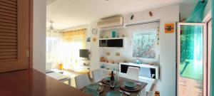 Televízia a/alebo spoločenská miestnosť v ubytovaní Tabarca - Chalet con jardín y piscina comunitaria
