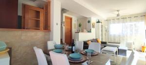 Posedenie v ubytovaní Tabarca - Chalet con jardín y piscina comunitaria