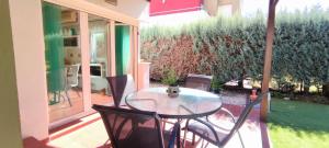 Vonkajšia záhrada v ubytovaní Tabarca - Chalet con jardín y piscina comunitaria