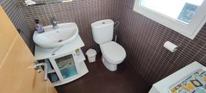 Kúpeľňa v ubytovaní Tabarca - Chalet con jardín y piscina comunitaria