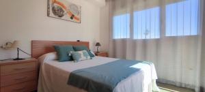 Posteľ alebo postele v izbe v ubytovaní Tabarca - Chalet con jardín y piscina comunitaria