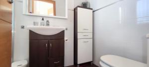 Kúpeľňa v ubytovaní Tabarca - Chalet con jardín y piscina comunitaria
