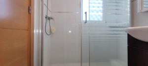 Kúpeľňa v ubytovaní Tabarca - Chalet con jardín y piscina comunitaria
