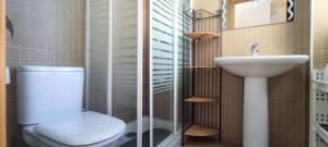 Kúpeľňa v ubytovaní Tabarca - Chalet con jardín y piscina comunitaria