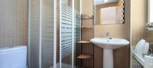 Kúpeľňa v ubytovaní Tabarca - Chalet con jardín y piscina comunitaria