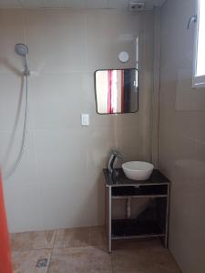 y baño con lavabo y espejo. en Departamento de 4 ambientes dos habitaciones dos baños en Mar del Plata