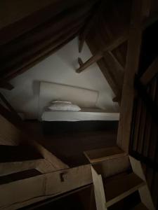 einen Dachboden mit Blick auf ein Bett in einem Zimmer in der Unterkunft Gîte du Fenil in Lobbes