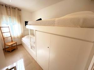 Posteľ alebo postele v izbe v ubytovaní Charming apartment in La Fosca Beach