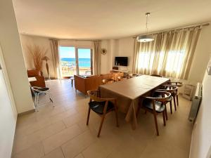 Televízia a/alebo spoločenská miestnosť v ubytovaní Charming apartment in La Fosca Beach