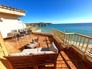 balcón con vistas al océano en Charming apartment in La Fosca Beach, en Palamós