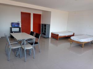 Habitación con mesa, sillas y cama en Departamento de 4 ambientes dos habitaciones dos baños en Mar del Plata