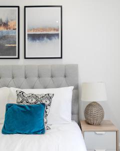 1 dormitorio con 1 cama con 3 cuadros en la pared en Luxury Apartments - Fitzrovia en Londres