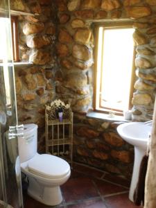 Phòng tắm tại Oaksrest Vineyards Guest Farm