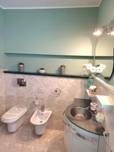 bagno con lavandino e servizi igienici di Maryhouse a Venegono Superiore