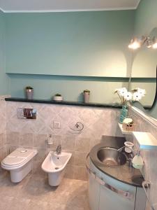 a bathroom with a sink and a toilet at Maryhouse - ingresso indipendente in Venegono Superiore