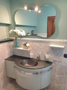a bathroom with a sink and a mirror at Maryhouse - ingresso indipendente in Venegono Superiore