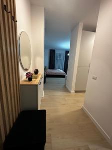 a hallway with a mirror and a sink in a room at Studio Ale LakeOn in Mamaia