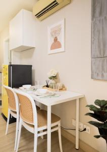 a kitchen with a white table and chairs at 3 Beds: Wifi,Washer,LTAT,Impact in Pak Kret