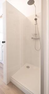 Habitación con baño blanco con ducha. en Hosted by Wendy with garden, en La Haya