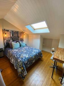 1 dormitorio con 1 cama en una habitación con tragaluz en Fleur Marine - Bienvenue, en Les Sables-dʼOlonne