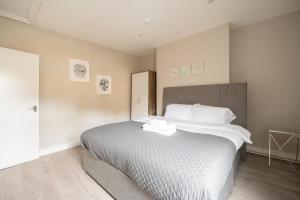 Katil atau katil-katil dalam bilik di Kennington Apartment D/Apartment