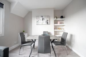 a dining room with a table and chairs at Kennington Apartment D/Apartment in London