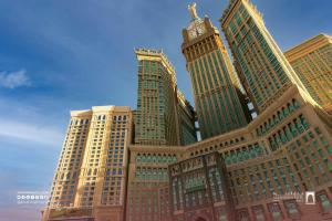 um grande edifício com uma torre de relógio em cima em فندق الصفوة البرج الأول 1 Al Safwah Hotel First Tower em Meca