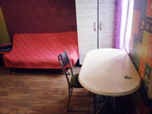 トビリシにあるOnce upon in Old Tbilisiのテーブル、椅子、ベッドが備わる客室です。