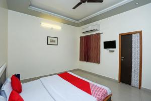 a bedroom with a bed and a television in it at OYO 16646 Hotel Jyoti in Bikaner