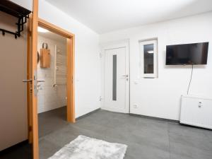 a white room with a television and a door at Serviceroom24 - Apartment 1 in Recklinghausen WLAN - Smart-TV - 24-7 Check-in und Küche in Recklinghausen