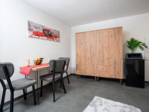 a dining room with a table and chairs and a cabinet at Serviceroom24 - Apartment 1 in Recklinghausen WLAN - Smart-TV - 24-7 Check-in und Küche in Recklinghausen +14 photos
