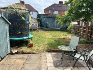 patio trasero con parque infantil y cama elástica en Bluebell House, en Southampton