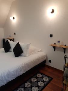 Ein Bett oder Betten in einem Zimmer der Unterkunft chambres et gites d'étretat