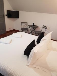Ein Bett oder Betten in einem Zimmer der Unterkunft chambres et gites d'étretat