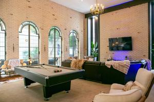 - un salon avec un billard et un mur en briques dans l'établissement Unique Luxury Apartment 7 Mi to Downtown Denver!, à Wheat Ridge