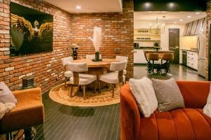- une cuisine et une salle à manger avec une table et des chaises dans l'établissement Unique Luxury Apartment 7 Mi to Downtown Denver!, à Wheat Ridge