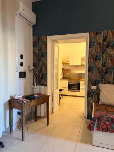 ein Wohnzimmer mit einem Tisch und einer Küche in der Unterkunft Casa Benso - near Vatican City and Navona Square in Rom