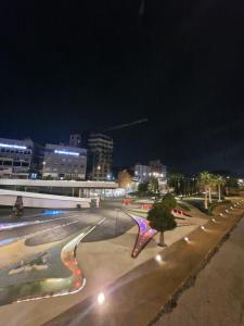 una strada di città di notte con edifici e lampioni di Central Square Apartment a Nicosia