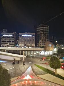 vista su una città di notte con edifici di Central Square Apartment a Nicosia