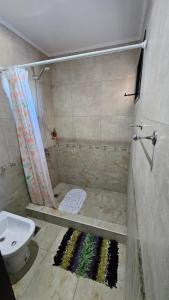 Un baño con ducha, lavabo e inodoro. en Centro Apart, en General Villegas 14 fotos más