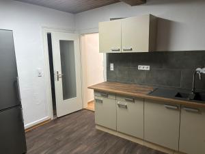 Nhà bếp/bếp nhỏ tại Neu-Isenburg 2 x Zimmerwohnung DG