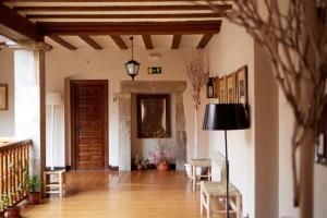 a hallway with a door and a table and chairs at Hotel Convento San Roque in Balmaseda