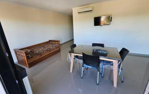 Un comedor con una mesa y sillas y una cama. en Centro Apart, en General Villegas