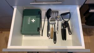 un cajón lleno de utensilios en una caja blanca en Lovely 3 bed apartment in the City of London, en Londres