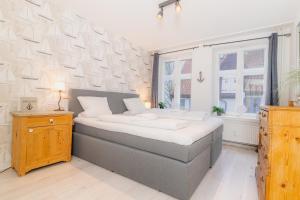 a bedroom with a large bed in a room at Admiralskoje direkt am Hafen in Flensburg