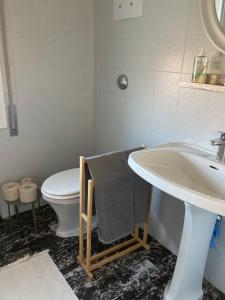 een witte badkamer met een wastafel en een toilet bij Casa di kikka in Bassano del Grappa