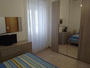 - une chambre avec un lit et un miroir dans l'établissement Casa Vacanza Aventino, à Taranta Peligna