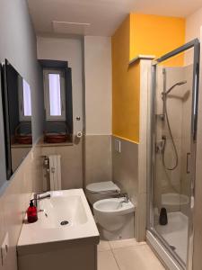 ein Bad mit einem Waschbecken, einem WC und einer Dusche in der Unterkunft Casa Benso - near Vatican City and Navona Square in Rom