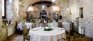 a dining room with white tables and chairs at Hotel Convento San Roque in Balmaseda +66 photos
