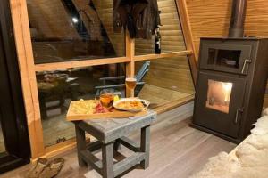 OUTSCAPE l Cabaña Familiar en mejor sector de Cerro Castillo في فيلا سيرو كاستيلو: طاولة مع طبق من الطعام وموقد +23 صورة